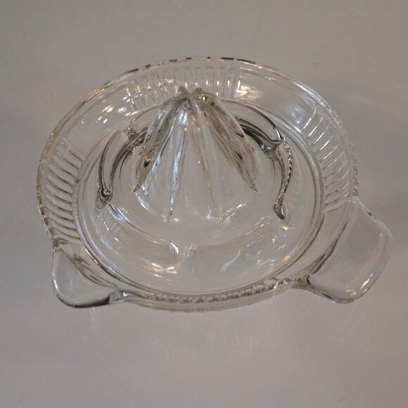 Vintage Clear Glass Hand Juicer Citrus Reamer w Pour Spout Handle - Picture 10 of 10